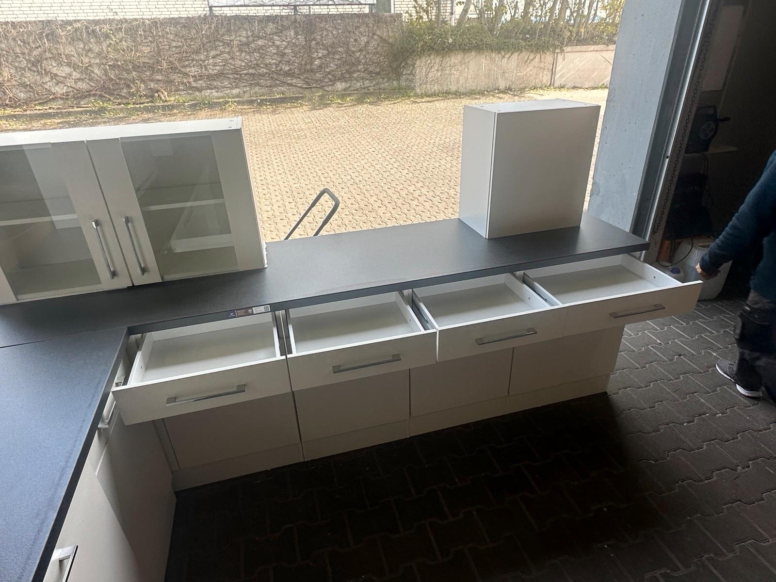 Moderne Eckküche Weiß Glanz Schwarz 330x270 cm - Bild 10