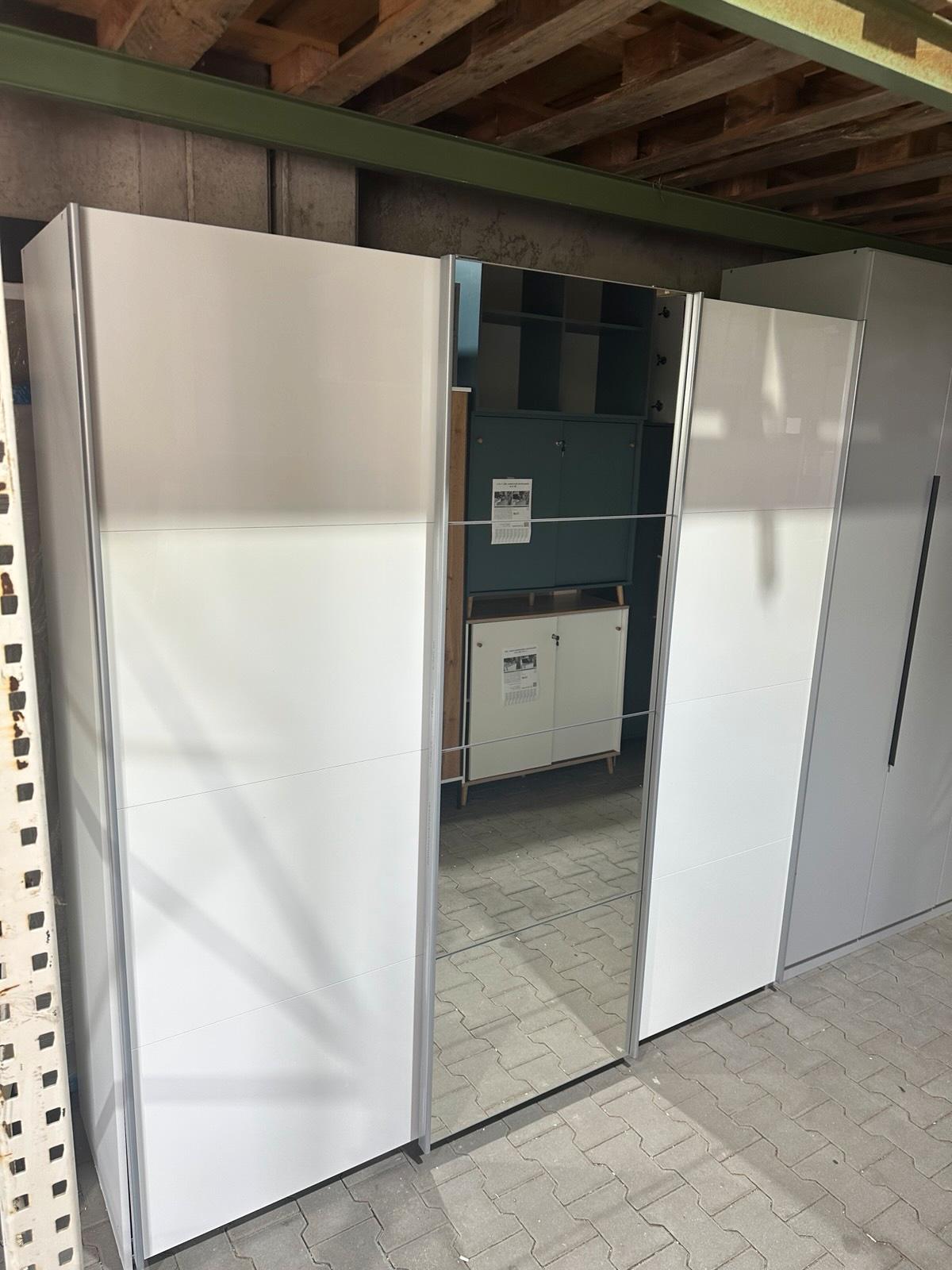 Moderner Schwebetürenschrank mit Spiegel