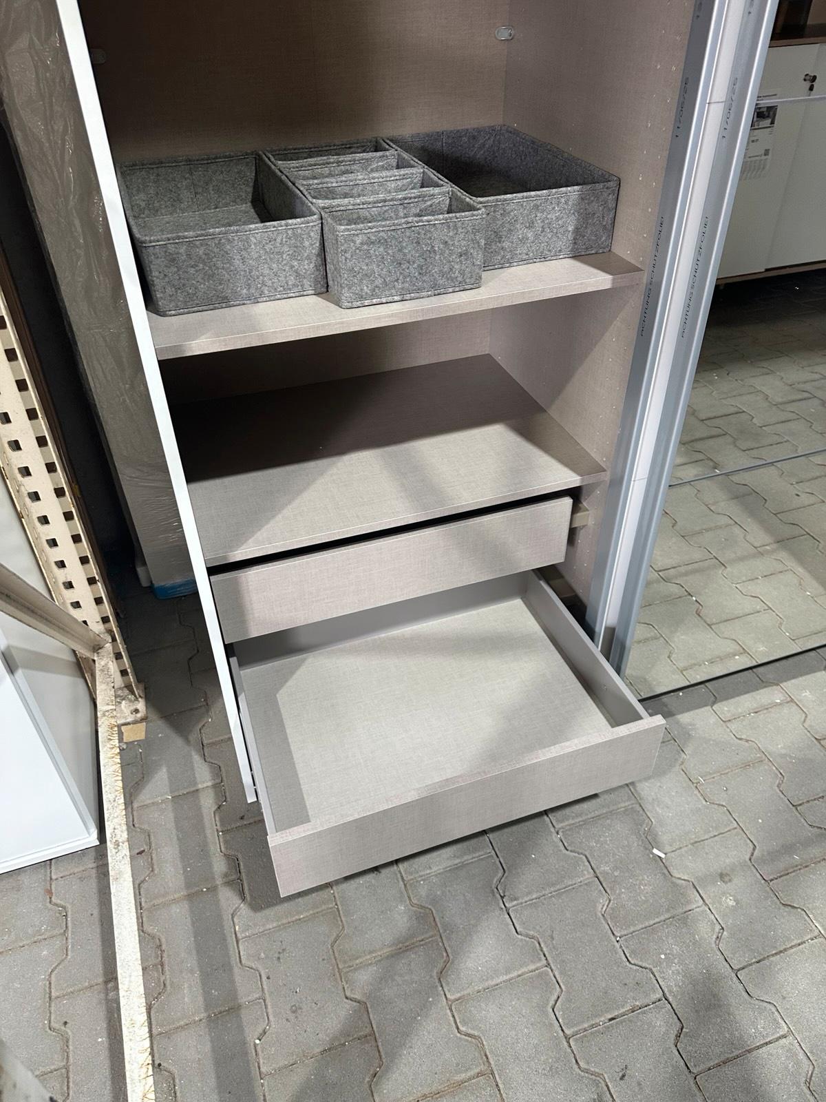 Moderner Schwebetürenschrank mit Spiegel - Bild 3